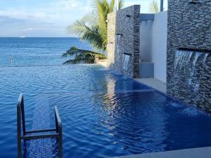 Bazén v ubytování Beachfront Vacation Villa with Infinity Pool nebo v jeho okolí