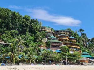 un hotel en una colina junto a una playa en Beachfront Vacation Villa with Infinity Pool, en Batangas