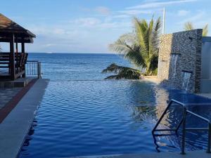 Bazén v ubytování Beachfront Vacation Villa with Infinity Pool nebo v jeho okolí