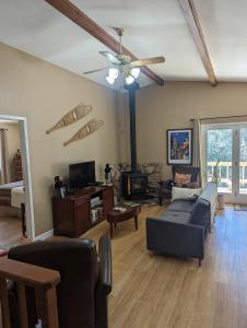 een woonkamer met een bank en een plafondventilator bij Yosemite Haven @ Pine Mountain Lake. Dog Friendly! in Groveland