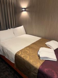una camera d'albergo con letto di HOTEL GrayⅡ ad Osaka