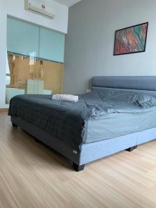 Кровать или кровати в номере Jazz Service Suites 2 bedroom 35-1 by Yen's Sojourn