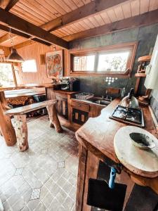 eine Küche mit einer Theke und einem Tisch darin in der Unterkunft Punta Ballena Lodge in Pichilemu