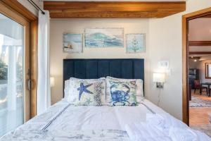 Ένα ή περισσότερα κρεβάτια σε δωμάτιο στο Beach Villa Home - Walk to Beaches Trails Restaurants Activities & more