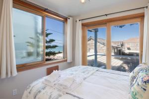 Ένα ή περισσότερα κρεβάτια σε δωμάτιο στο Beach Villa Home - Walk to Beaches Trails Restaurants Activities & more