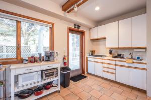 Η κουζίνα ή μικρή κουζίνα στο Beach Villa Home - Walk to Beaches Trails Restaurants Activities & more +32 φωτογραφίες