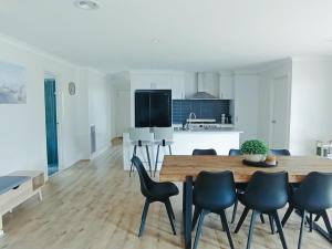 佩恩斯维尔Spacious 3bdrm home next to Captains Cove Resort - Captains Edge的配有木桌椅的厨房和餐厅
