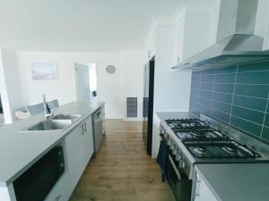 Spacious 3bdrm home next to Captains Cove Resort - Captains Edge的厨房或小厨房