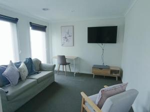 Spacious 3bdrm home next to Captains Cove Resort - Captains Edge的电视和/或娱乐中心