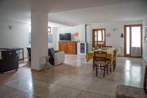 eine Küche und ein Esszimmer mit einem Tisch und Stühlen in der Unterkunft CASA DE ANDRE' in Montesano Salentino