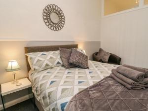 sypialnia z łóżkiem i lustrem na ścianie w obiekcie Grand Sea View w mieście North Shields