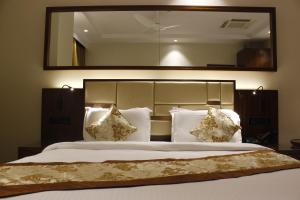 Mango Hotels Vijayawada客房内的一张或多张床位