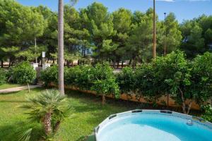 einen Pool in einem Garten mit Bäumen in der Unterkunft CASA DE ANDRE' in Montesano Salentino