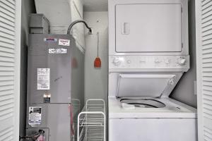 een kleine keuken met een toilet in een kleine kamer bij Luxury Oceanfront Condo in NMB with Resort Amenities in Myrtle Beach