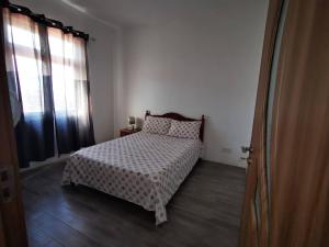 a bedroom with a bed and a window at Résidence Oak in Petite Rivière