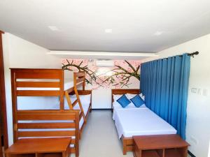 DipaculaoにあるGoichi Resortのベッドルーム1室(二段ベッド2台付)、木の壁画が備わります。