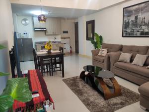 uma sala de estar com um sofá e uma mesa em Twinlakes Condominium Tagaytay, LL1R Shiraz em Tagaytay