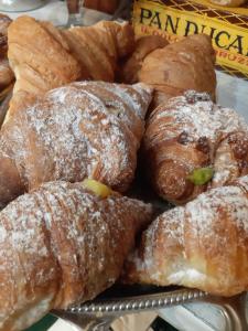 un tas de viennoiseries et de croissants sur un plateau dans l'établissement City View Pescara B&B, à Pescara