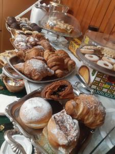 uma mesa cheia de diferentes tipos de pastelarias em pratos em City View Pescara B&B em Pescara