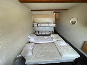 Postel nebo postele na pokoji v ubytování Ski in Ski Out Apartment Siviez