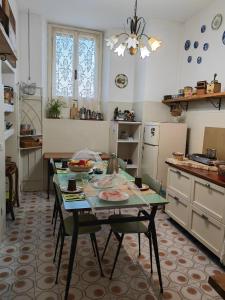a kitchen with a table and chairs in it at B&B LaMaGia di Corte Moronati in Sirmione