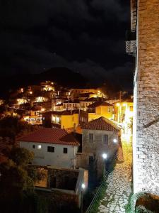 Blick auf eine Stadt in der Nacht mit Lichtern in der Unterkunft Despotikon Dimitsana Guest house - Ξενώνας Δεσποτικόν Αντωνόπουλου in Dimitsana