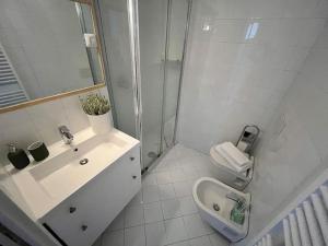 y baño con lavabo, ducha y aseo. en 2-bedroom flat in the heart of Bergamo city centre, en Bérgamo