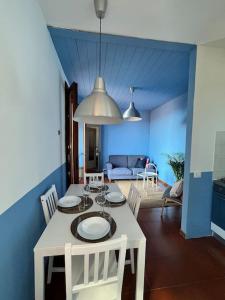 comedor con mesa blanca y sillas en 2-bedroom flat in the heart of Bergamo city centre, en Bérgamo