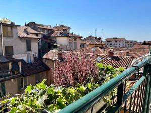 - Balcón con vistas a la ciudad en 2-bedroom flat in the heart of Bergamo city centre, en Bérgamo
