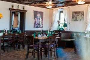 een eetkamer met houten tafels en stoelen bij Landhotel & Gasthof Baiernrain in Baiernrain