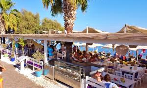 een groep mensen in een restaurant op het strand bij Herodot Beach Otel in Mugla