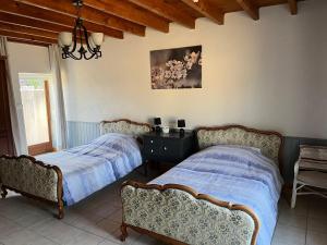 two beds sitting next to each other in a bedroom at Les Cerisiers in Chaunay