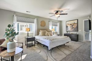 Annapolis Vacation Home 2 Mi to Quiet Waters Park في أنابوليس: غرفة نوم بسرير ومروحة سقف