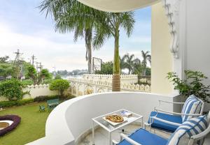 Swaroop Vilas - Lake Facing Boutique Hotel外面的花园