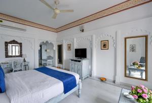 Swaroop Vilas - Lake Facing Boutique Hotel客房内的一张或多张床位