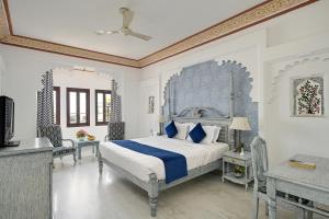 Swaroop Vilas - Lake Facing Boutique Hotel客房内的一张或多张床位