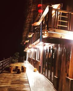 un edificio con luci sul lato di esso di notte di Dong Suoi H'mong Homestay & Bungalow a Mù Cang Chải