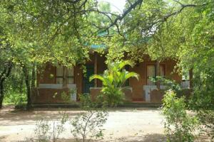 uma casa no meio de uma floresta em Clay Hut Village em Pollonaruva