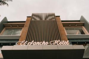 un edificio con un cartel en el costado en El Sancho Hotel en Naga