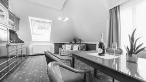 Hotel24Steps في ايشجل: غرفة معيشة مع طاولة مع زجاجة من النبيذ