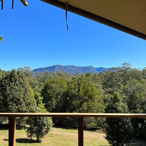 Vom Balkon eines Hauses genießen Sie Bergblick. in der Unterkunft Silk Pavilions Glamping in Mount Burrell