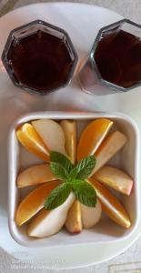 a bowl of apples with a green leaf on top at Résidence Véronia in Rodrigues Island