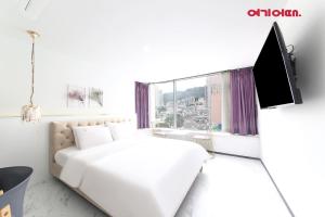 TV a/nebo společenská místnost v ubytování Brown-Dot Hotel Songdo