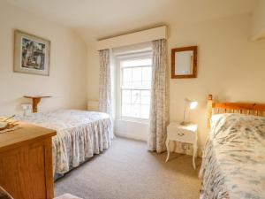 Giường trong phòng chung tại Pump Cottage, 8 Glyn Terrace