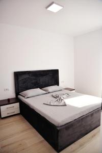 um quarto com uma cama grande e uma cabeceira preta em Apartament Feeling Home în cartier WestResidence em Oradea