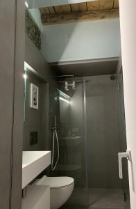 uma casa de banho com um WC e uma cabina de duche em vidro. em Villa Paola - Holiday Apartment - Menaggio, Lago di Como em Menaggio