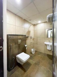 Belle Bonami Resort في فاغامون: حمام مع مرحاض ومغسلة