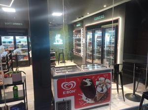 a store with a penguin sign on the front of it at #Apartamento completo próximo CPO , centrinho , FUNCRAF, USP ,medicina , mondelli, vitória régia ,bar da rosa , FACOP in Bauru