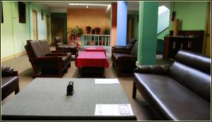 Uma área de estar em Hotel Nana