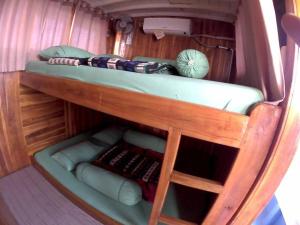 Μία ή περισσότερες κουκέτες σε δωμάτιο στο KOMODO BOAT CHARTER +9 φωτογραφίες